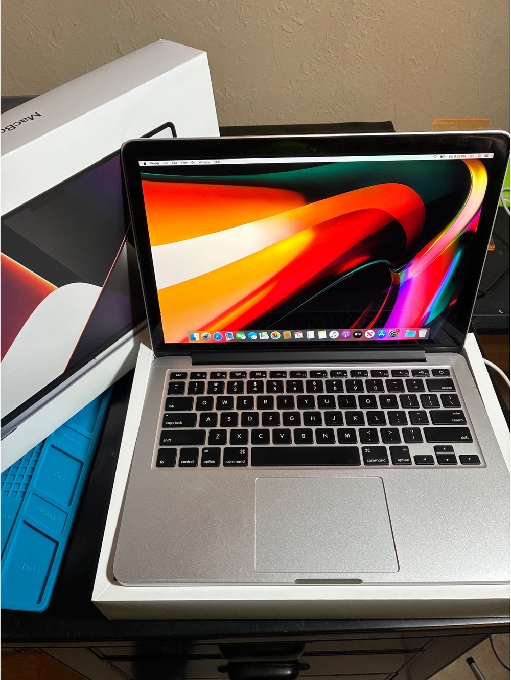 99% Macbook pro 14”MacOS 2020, 8gb ram, 256gb ssd, Apple I5-Core, 2.4 GHZ